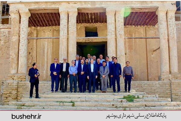 عمارت تاریخی ملک :  بطور قطع می توان از این عمارت بعنوان نمادی در بافت تاریخی بوشهر استفاده کرد و با احیاء آن قطبی قوی در جاذبه های گردشگری بوشهر بوجود آورد.