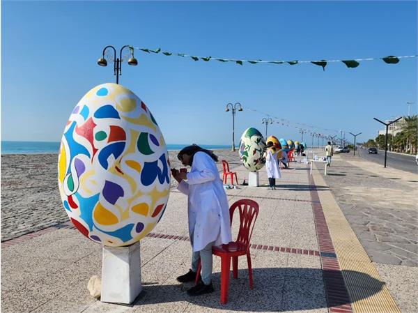 نصب المان‌های نوروزی و ماه مبارک رمضان در بندر بوشهر آغاز شد / جشنواره رنگ آمیزی تخم‌مرغ‌های نوروز با حضور هنرمندان